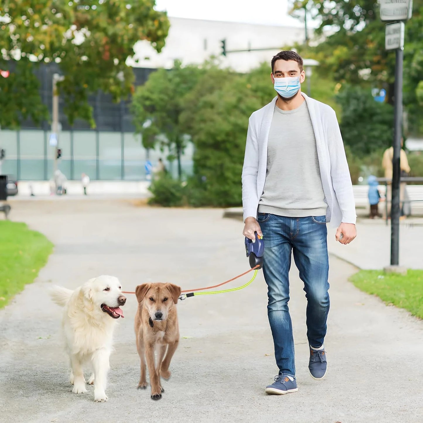 Heavy-duty nylon leash supports large and small dogs